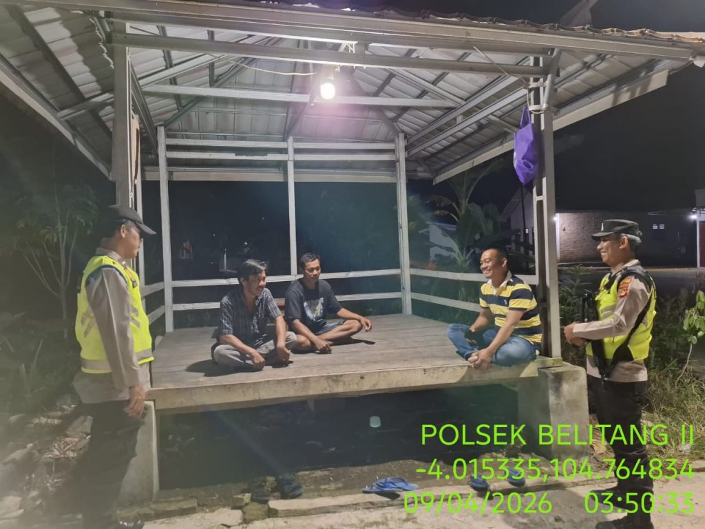 Apresiasi Warga yang Ronda, Personel Polsek Belitang II Beri Imbauan Kamtibmas di Pos Satkamling Desa Kemuning Jaya